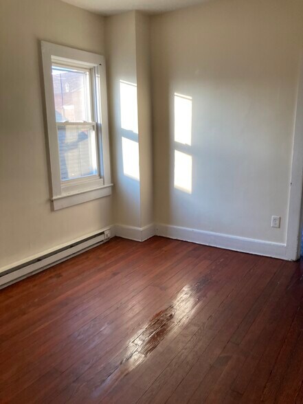 Building Photo - 916 Maple St