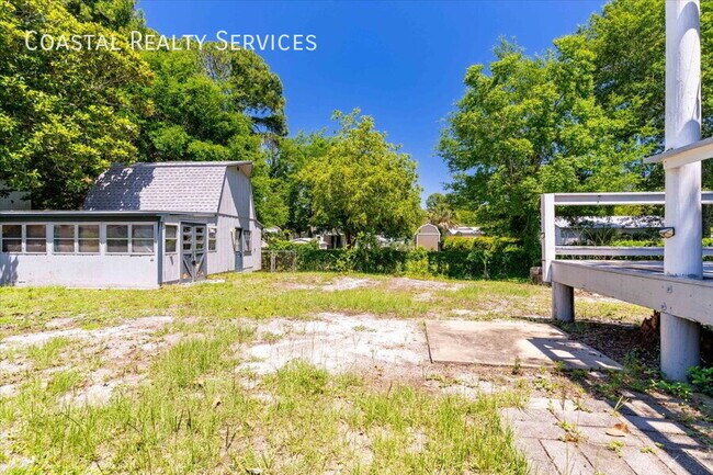 Building Photo - 23 Driftwood Ave SW