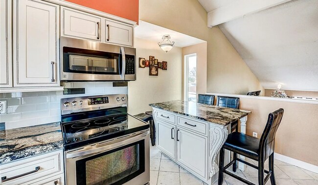 Building Photo - Huge room in a large shared home, private bathroom, great neighborhood, friendly roommates!