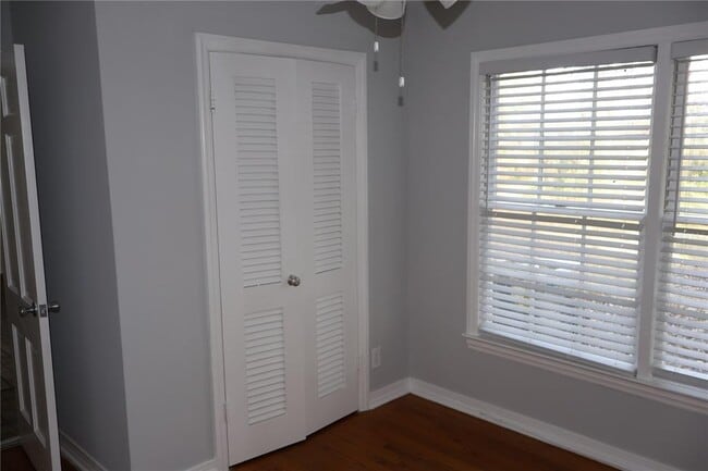 Building Photo - 3017 W Euclid Ave