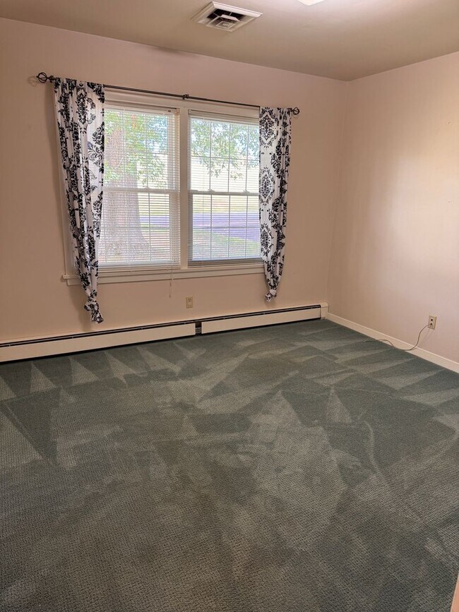 Building Photo - 5 Bedroom || 3 Bathroom Home with All Util...