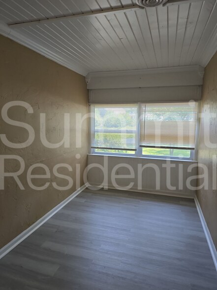 Building Photo - 2500 NE 46th St