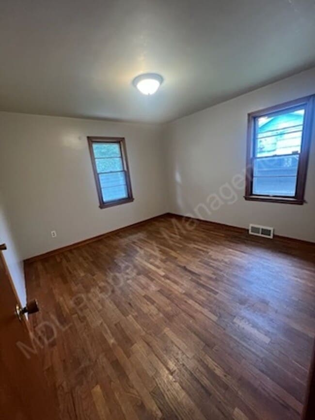 Building Photo - Come make this house your home!