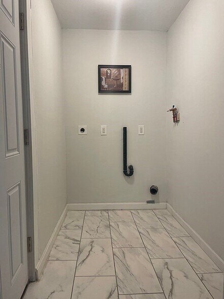 Building Photo - 27 Snell St