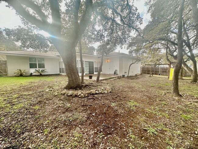 Building Photo - July Move-In Special - Fabulous 4/2 single...