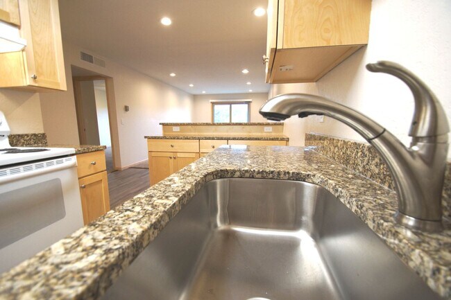 Building Photo - Pinto Suite