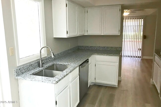 Building Photo - 7653 E Vista Dr