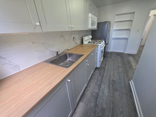 Building Photo - 2 bedroom apartment building - Poughkeepsie