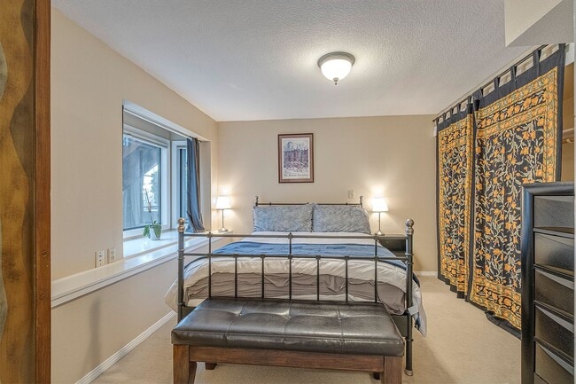 Building Photo - Studio style one bedroom in SW with all Ut...