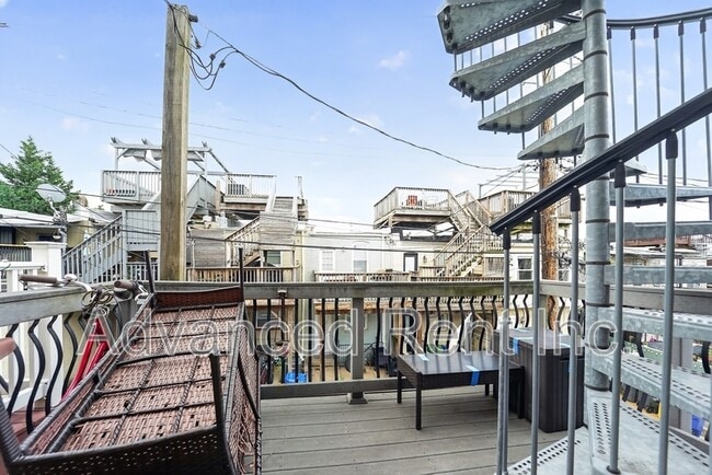 Building Photo - 528 S Curley St
