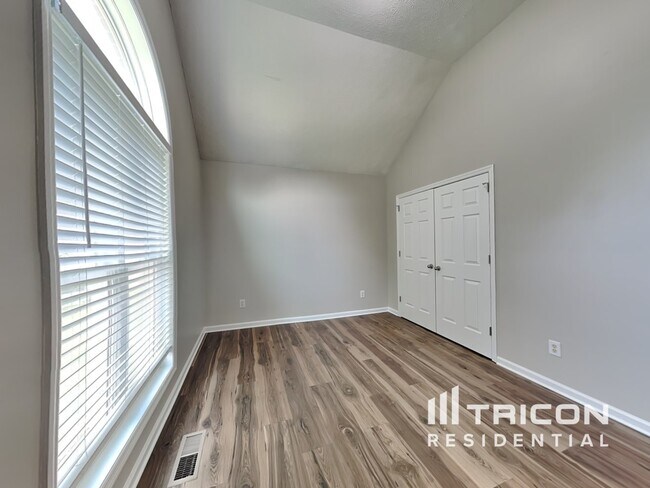 Building Photo - 576 Deer Path