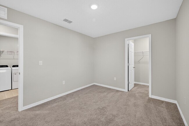 Building Photo - Spacious 4 Bedroom for Rent - With Amenities!