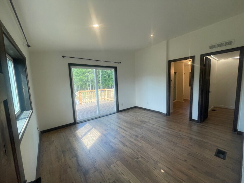 Building Photo - 194 Bergamot Dr