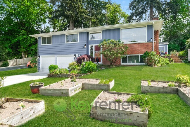 Building Photo - Des Moines 3 Bed Gem with Hot Tub and Spacious Layout