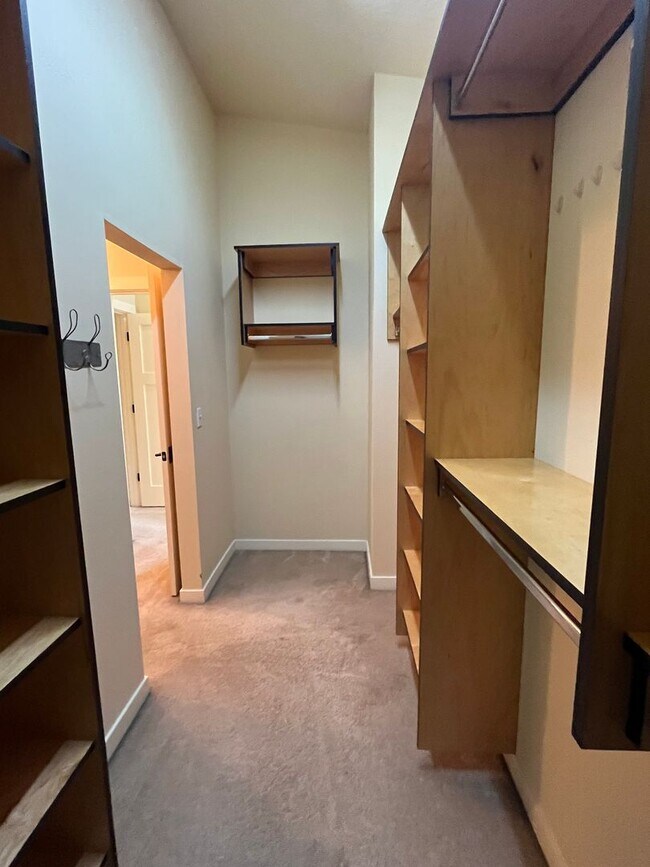 Building Photo - 3-Bedroom Condo in Cal Young