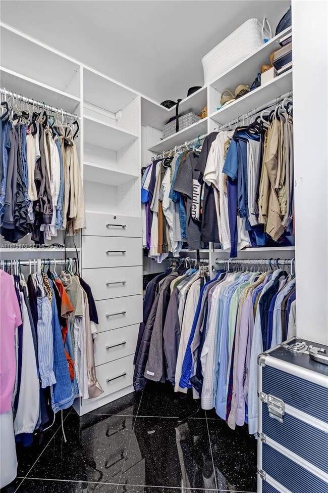 Building Photo - 848 Brickell Key Dr