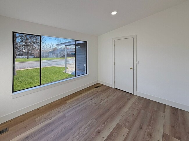 Building Photo - Renovated 4BR/2BA Boise Home – Modern Kitchen, Vaulted Ceilings & Fenced Backyard, Minutes to BSU...