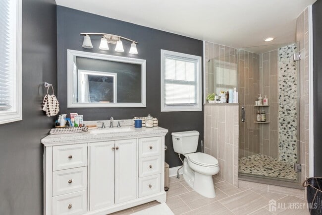 Building Photo - 45 Miller St