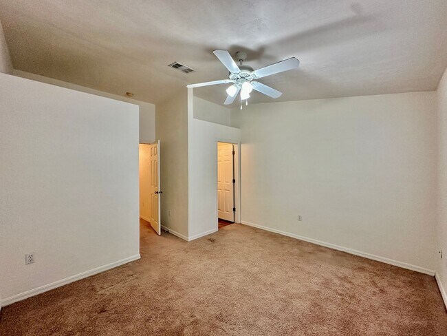 Building Photo - Spacious 2 Bed / 2.5 Bath Townhome in Vict...