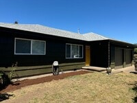 Building Photo - Fully updated 2 bed 1 bath single story duplex in a great location!