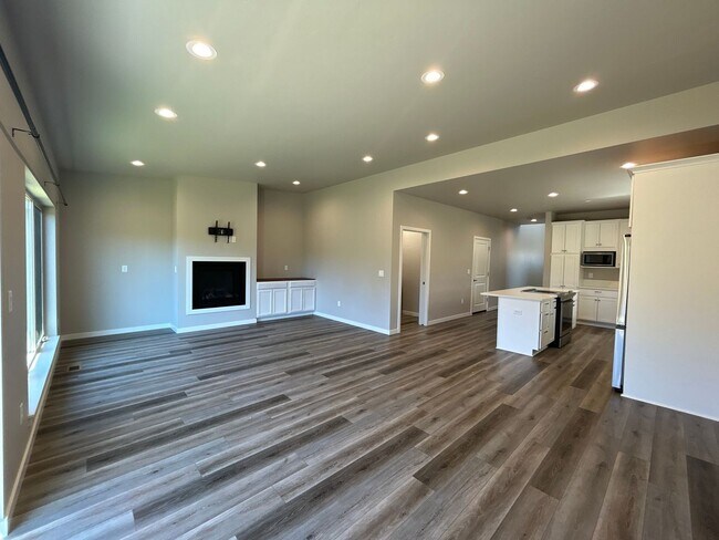Building Photo - 2 Bedroom Townhouse in SW Redmond