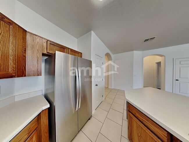 Building Photo - 15017 W Bloomfield Rd