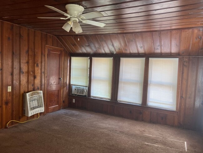 Building Photo - Studio Garage Apartment with Water/Trash/G...