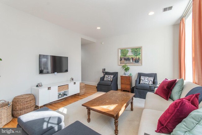 Building Photo - 1731 Wallace St