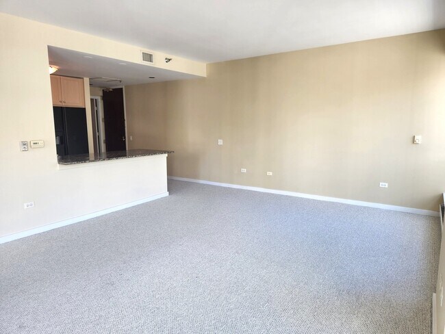 Building Photo - 57 E Delaware Pl