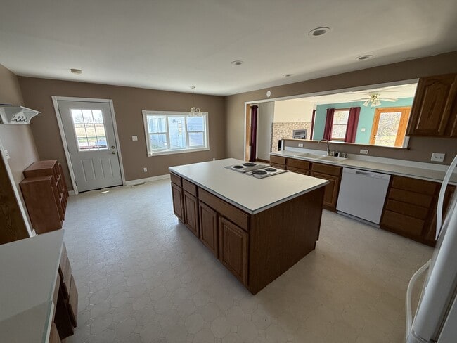 Building Photo - 595 E 700 N