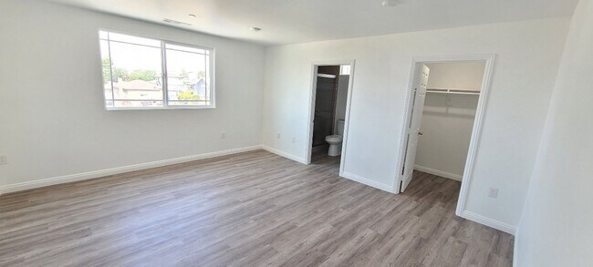 Building Photo - ROW (916)
