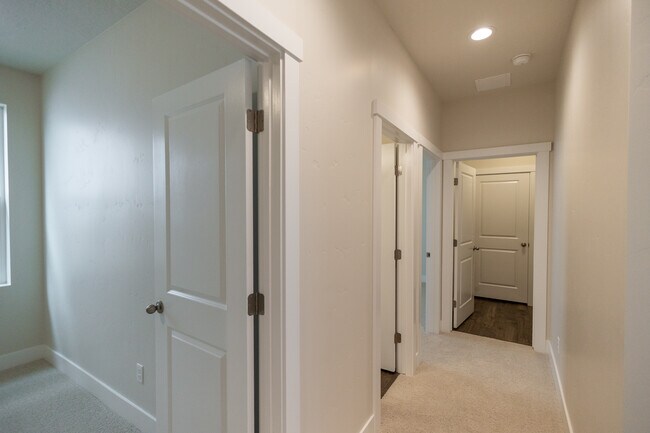 Building Photo - 5558 W Aralia Dr