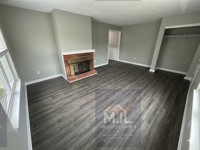 Building Photo - Renovated 2 Bedroom / 1 Bath Apartment W/ 1 Car Garage