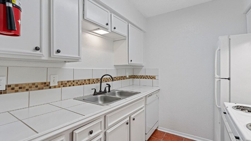 Building Photo - 4645 Ocean Dr