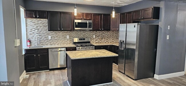 Building Photo - 1221 Poplar Grove St