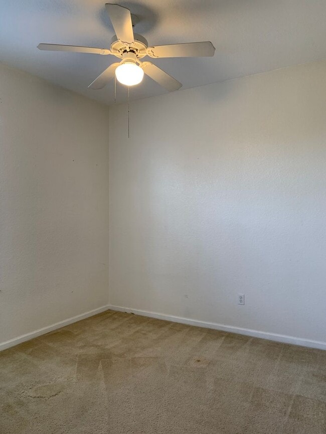 Building Photo - Lovely 3 Bedroom 2 Bath Condo