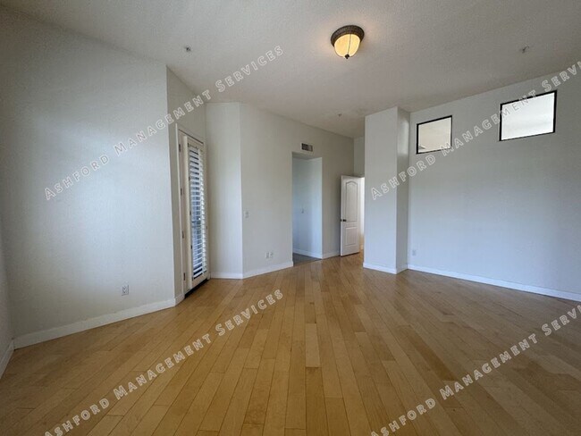 Building Photo - BEAUTIFUL 3 BEDROOM 3 BATHROOM HOME IN GAI...