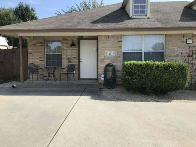 Building Photo - $1195 -Charming duplex in Pilot Point