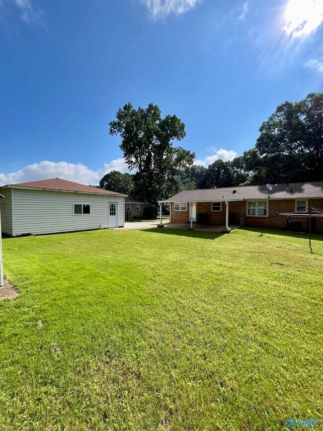 Building Photo - 415 Harolds Dr NW