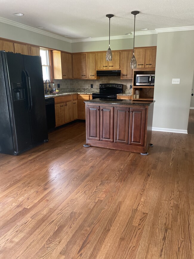 Building Photo - 704 Smith Way