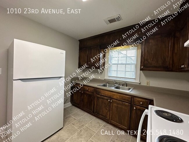 Building Photo - 1010 23rd Ave E