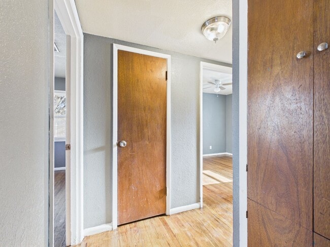 Building Photo - Charming rent ready duplex!