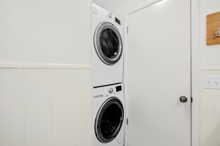 Building Photo - 840 W Davis St