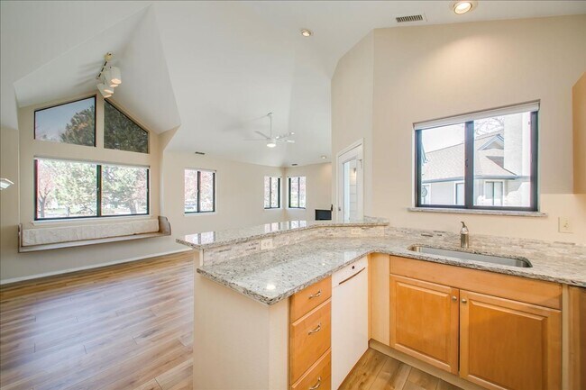 Building Photo - Elegant Condo Near the River