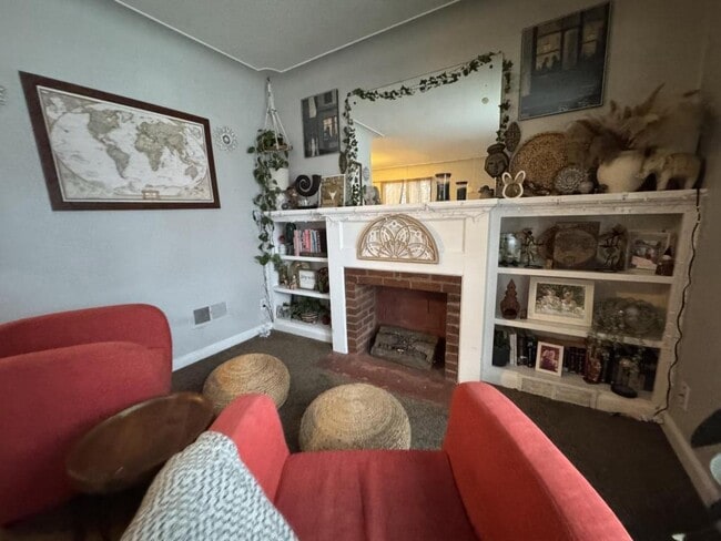 Building Photo - 406 E 9th St