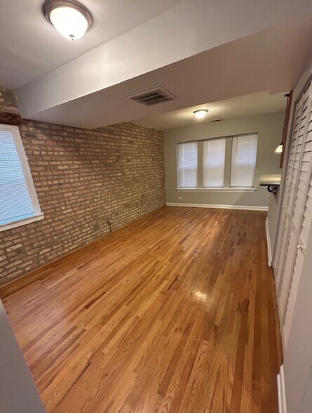 Building Photo - 2340 W Granville Ave