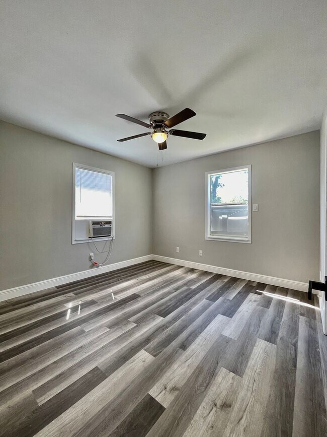 Building Photo - New & Improved 1 Bedroom and 1 Bathroom Home in the Center of San Marcos
