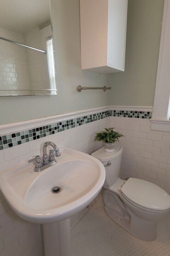 Building Photo - Charming Downtown Orlando 1/1 Corner Condo Near Lake Eola!