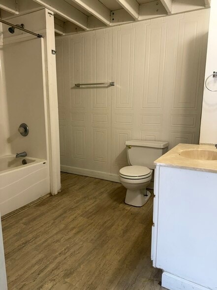 Building Photo - 1001 Dubuque St