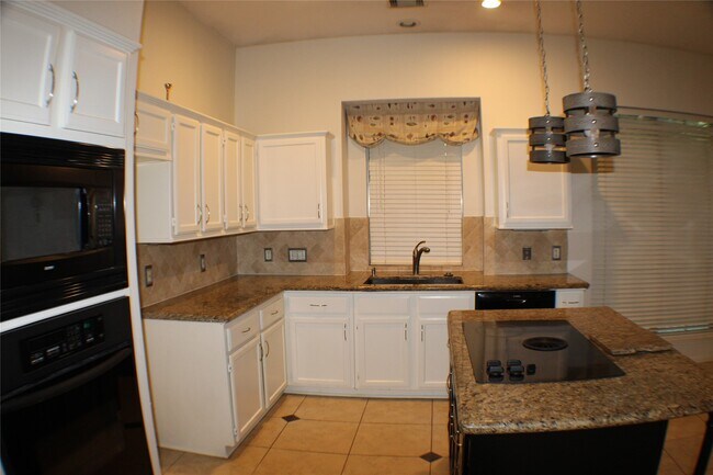 Building Photo - 642 Avery Dr